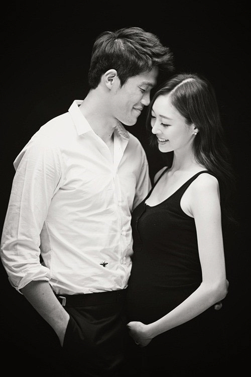 만삭의 아내 임미정(오른쪽)씨와 행복한 미소를 짓고 있는 수원 수문장 정성룡. / studio WONKYU+ 제공