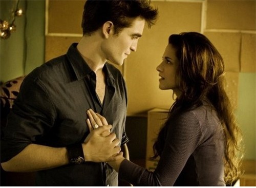 크리스틴 스튜어트(오른쪽)가 로버트 패틴슨의 누나들에게 용서받았다. /영화 브레이킹던 파트1 스틸컷