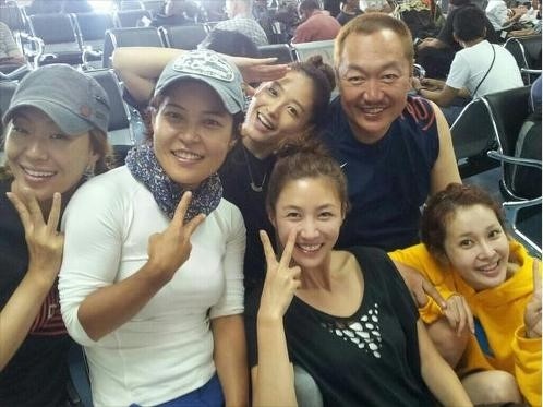 레인보우 재경이 정글의 법칙W 멤버들과 찍은 사진을 공개했다./재경 트위터 캡처