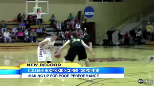 미국대학농구리그 그린넬 대학의 잭 테일러(왼쪽)가 21일 페이스 밥티스트 바이블 대학과 경기에서 리그 역사상 한 경기 최다득점인 138득점을 기록했다. / ABC뉴스 방송화면 캡처