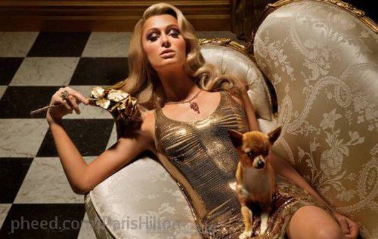 패리스 힐튼이 카메라를 향해 요염한 포즈를 취하고 있다. / 패리스 힐튼 트위터