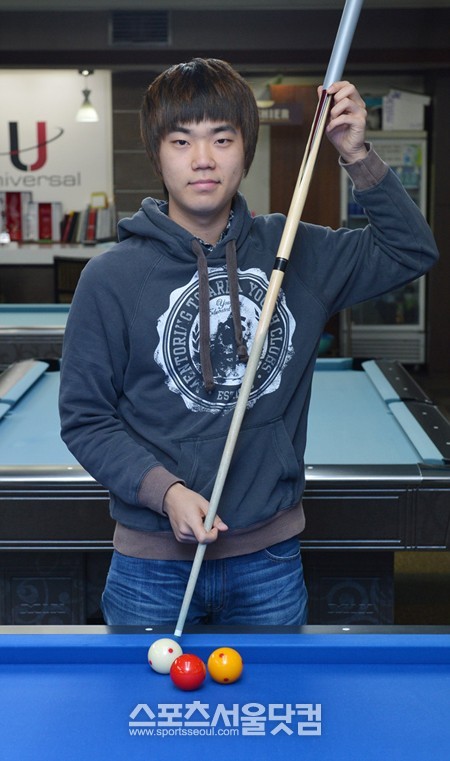 지난달  28일 스페인에서 열린 세계 주니어 3쿠션 선수권에서 우승하며 3회 연속, 이 대회 정상을 차지하고 돌아온 대한민국 당구의 희망 김행직./ 문병희 기자