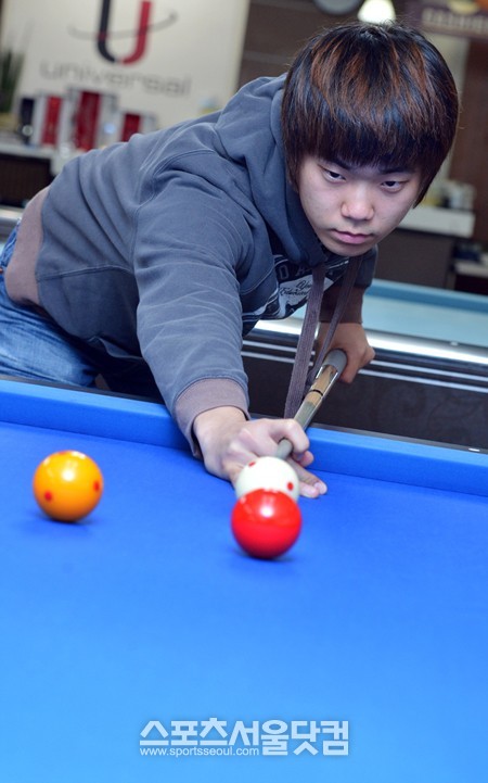 이제 재대로 쳐도 되죠?(웃음) 진지한 자세로 큐를 잡은 김행직의 눈빛은180도 변했 있었다.