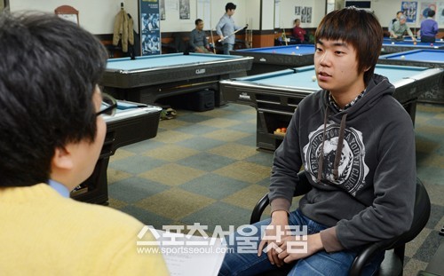 공 3개에 자신의 모든 것을 건 김행직이 당구와 함께 살아 온 이야기를 쏘탈하게 꺼내 놓고있다.