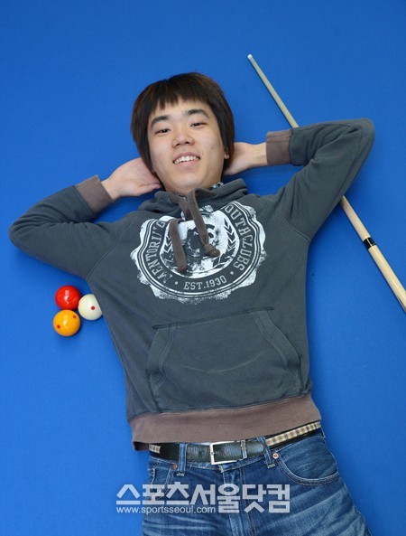 단 한 번도 당구 선수로 살아가는 것을 후회하거나, 포기하려 한 적이 없다는 김행직은 밝게 웃으며 자신의 인생이 녹아 있는 작은 테이블 위에 몸을 맡겼다.