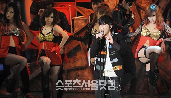 Mnet 슈퍼스타K4 결승전 생방송 무대가 23일 밤 11시 서울 잠실종합운동장 실내체육관에서 열린 가운데 로이킴이 공연을 펼치고 있다. / 조재형 인턴기자
