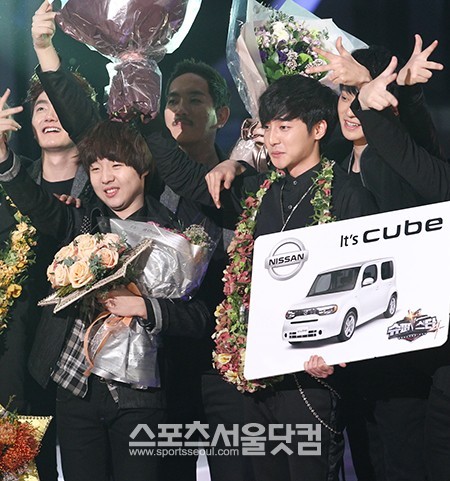 23일 오후 서울 송파구 잠실 실내체육관에서 진행된 Mnet 슈퍼스타K4에서 우승한 로이킴이 톱11와 함께 손짓으로 프로그램 트레이드 마크인 K를 만들어보이고 있다./ 조재형 인턴기자