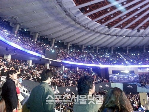 슈퍼스타K4의 결승 무대를 보기 위해 잠실 실내체육관을 가득 메운 1만여 명의 관객들./ 이다원 인턴기자