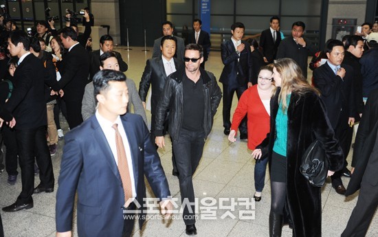 3번째로 한국을 찾은 할리우드 배우 휴잭맨이 25일 오후 인천국제공항 입국장에서 경호원들과 함께 이동을 하고 있다. / 인천국제공항=배정한 기자