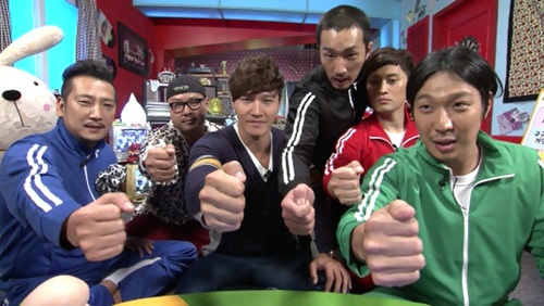 MBC뮤직 하극상에 출연한 김종국(왼쪽에서 두번째)가 게임에 참여하고 있다./MBC뮤직 제공