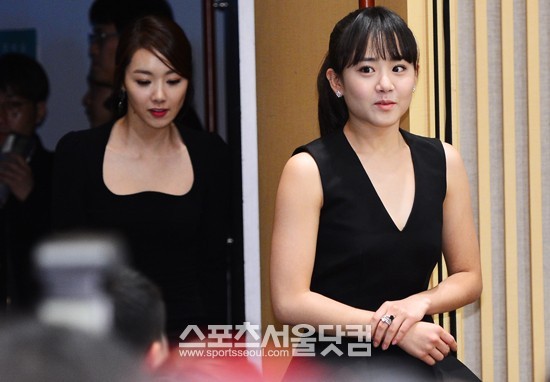 SBS 새 주말드라마 청담동 앨리스 제작발표회가 27일 오후 서울 SBS 목동사옥에서 열린 가운데 배우 문근영과 소이현이 입장하고 있다. / 배정한 기자