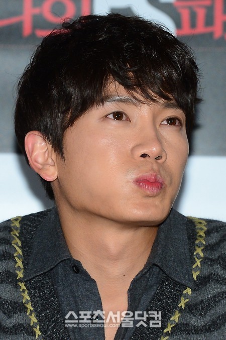 배우 지성이 영화 나의 PS 파트너 언론시사회에 참석해 귀여운 표정을 짓고 있다./이새롬 기자