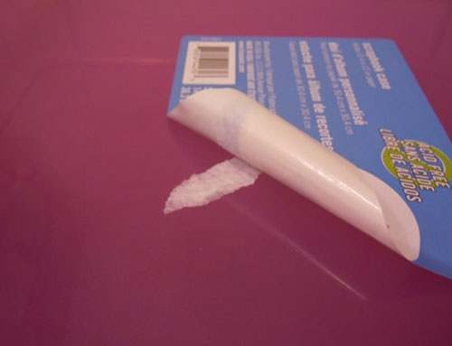 보면 짜증나는 사진은 접착제 일부가 깔끔하게 떼어지지 않아 발생한 모습이다. / 온라인 커뮤니티 캡처