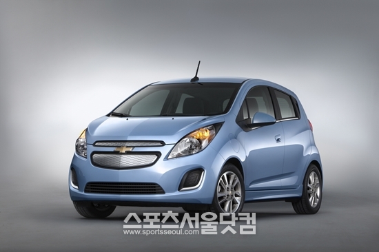 지엠이 로스앤젤레스 국제 모터쇼에서 쉐보레 전기차를 세계 최초로 공개한다.