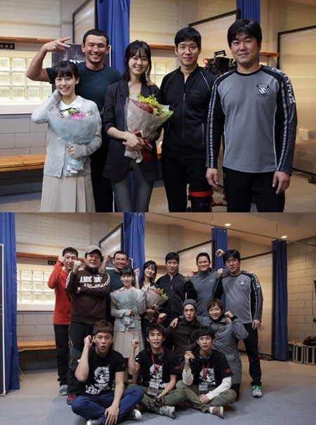 강우석 감독의 신작 전설의 주먹의 배우들이 카메라를 향해 포즈를 취하고 있다. / CJ 엔터테인먼트 제공