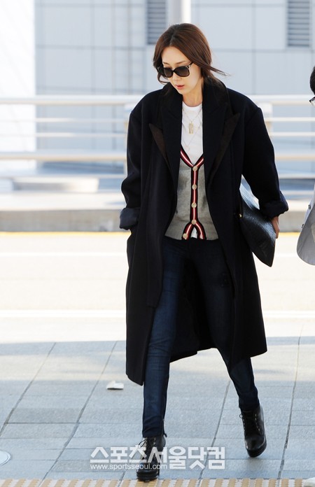 2012 Mnet 아시안 뮤직 어워드 참석차 홍콩으로 출국하는 배우 29일 오후 인천국제공항 출국장으로 이동하고 있다. / 인천국제공항=배정한 기자