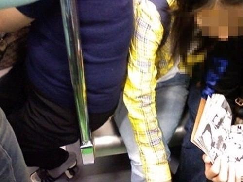 지하철 민폐 끝판왕 사진 속 여성은 육중한 몸으로 봉에 걸터 앉아 보는이까지 민망하게 만들었다. / 온라인 커뮤니티 캡처