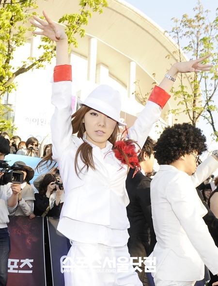 신보라가 용감한녀석들을 상징하는 포즈를 취하고 있다./더팩트DB