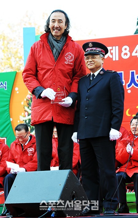30일 오전 서울광장에서 제 84회 구세군 자선냄비 시종식이 열린 가운데 홍보대사로 위촉된 방송인 한기범(왼쪽)이 박만희 구세군 사령관과 함께 기념촬영을 갖고 있다. / 조재형 인턴기자