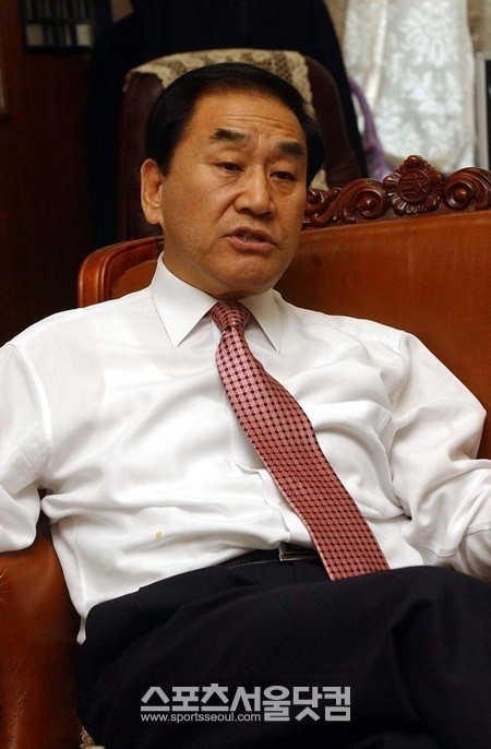 새누리당 이재오 의원의 지지모임이 30일 서울 여의도 당사에서 기자회견을 열고 박근혜 대선 후보에 대한 지지를 선언했다. / 더팩트 DB