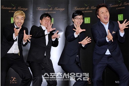 MBC 무한도전 멤버 노홍철, 정형돈, 유재석, 정준하(왼쪽부터)가 하하-별의 결혼식에참석해 포즈를 취하고 있다. /남윤호 인턴기자