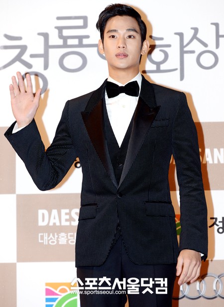 배우 김수현이 30일 서울 세종문화회관에서 열린 제33회 청룡영화상 시상식에서 포즈를 취하고 있다. /노시훈 기자