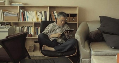 민주통합당 문재인 대선 후보의 TV광고 출정식에 나오는 의자가 고가 제품인 사실이 밝혀지자 그의 부인 김정숙씨는 중고로 산 것이라고 해명했다. / 사진출처=TV광고 캡처