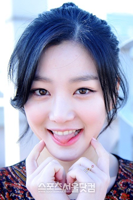 이유비가 <더팩트> 카메라 앞에서 귀여운 표정을 짓고 있다.