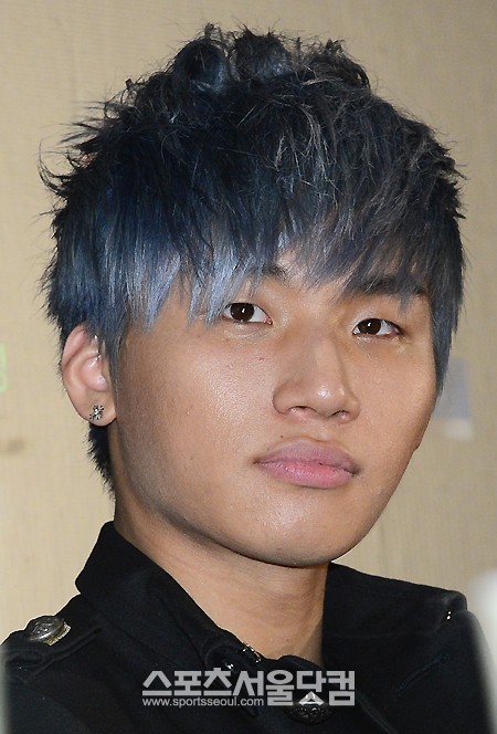 빅뱅 대성이 29일 오후 홍콩 컨벤션 & 익스히비션 센터에서 열린 2012 Mnet 아시안 뮤직 어워드(2012 MAMA)의 대상 수상 기념 기자회견에서 취재진을 바라보고 있다. /홍콩=이새롬 기자