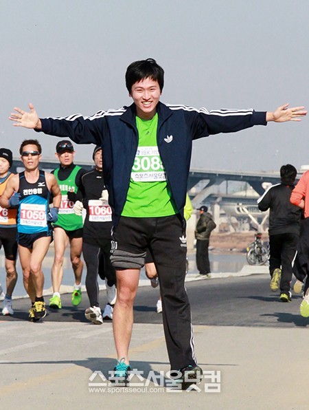 2일 오전 더팩트 2012시즌마감 42.195 레이스 마라톤대회가 서울 송파구 잠실종합운동장 보조경기장에서 열린 가운데 10km 부문 참가자들이 달리던 중 포즈를 취하고 있다. / 조재형 인턴기자