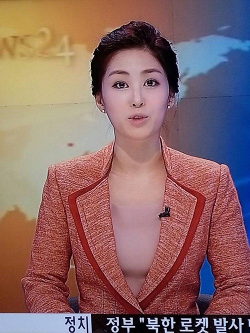 네티즌들이 민망한 착시의상으로 지목한 유선경 앵커의 의상/MBC 뉴스화면 캡처