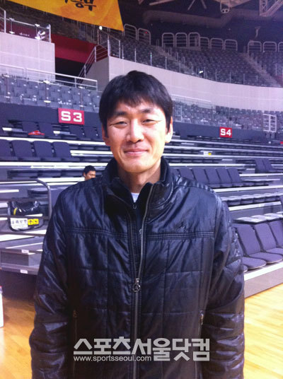 1990년 농구대잔치 시절, 수준급 센터로 활약한 이창수는 지난해최고령 프로 선수라는 타이틀을 떼고 올해 5월부터 서울 삼성 스카우터로 코트를 누비고 있다. / 고양 = 신원엽 기자