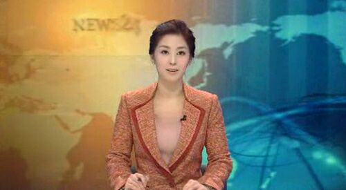 지난 4일 방송된 MBC 뉴스 24에서 누드톤 상의를 입고 출연해 논란을 일으킨 앵커 유선경./ MBC 뉴스 24 영상 캡처