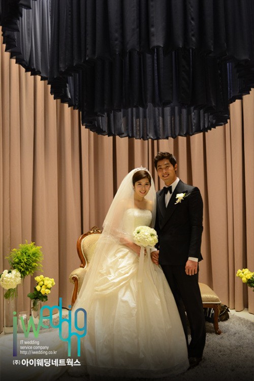 LG트윈스 서동욱(오른쪽)-주민희 커플이 8일 결혼했다./아이웨딩네트웍스 제공