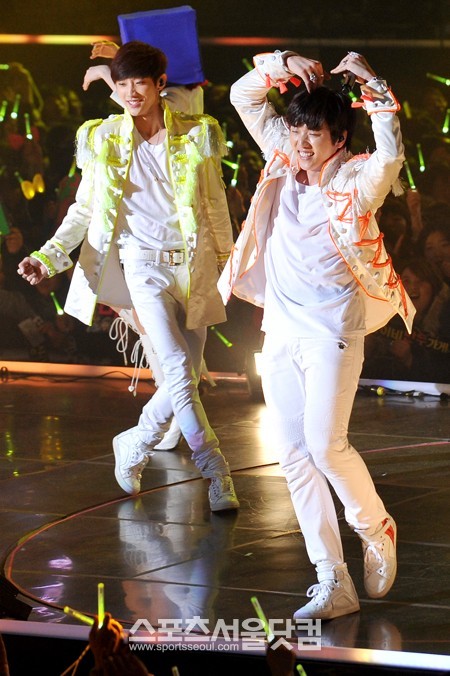 그룹 B1A4의 진영(왼쪽)과 산들이 8일 오후 서울 방이동 올림픽공원 SK핸드볼경기장에서 데뷔 후 처음으로 연 콘서트 Baba B1A4의 화려한 무대를 펼치고 있다./남윤호 인턴기자