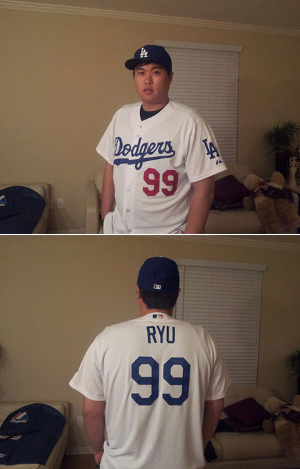 10일 메이저리그 진출에 성공한 류현진이 다저스 유니폼을 입고 기쁜 마음을 감추지 못하고 있다. / 류현진 트위터