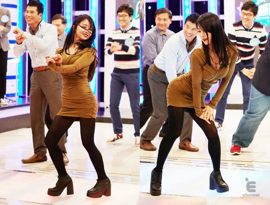 이수민이 특별기자회견 녹화에서 말춤을 추고 있다./티캐스트 제공