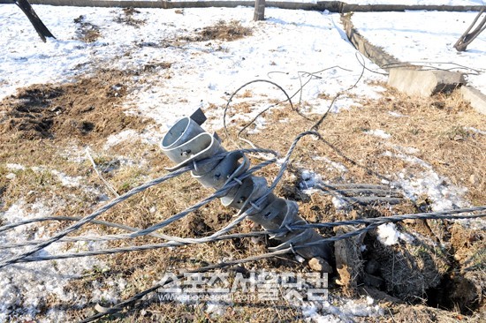 11일 새벽 그룹 시크릿이 탑승한 승합차가 서울 올림픽대로 남단 빙판길에 미끄러져 가드레일을 뚫고 전복되는 사고를 당한 가운데 11일 오전 사고현장의 가드레일이 심하게 훼손되어 있다./남윤호 인턴기자