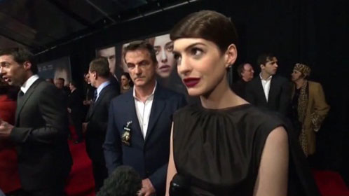 배우 앤 해서웨이가 영화 레미제라블 시사회장에서 충격적인 노출사고를 저질렀다./미국 매체 영상 캡처