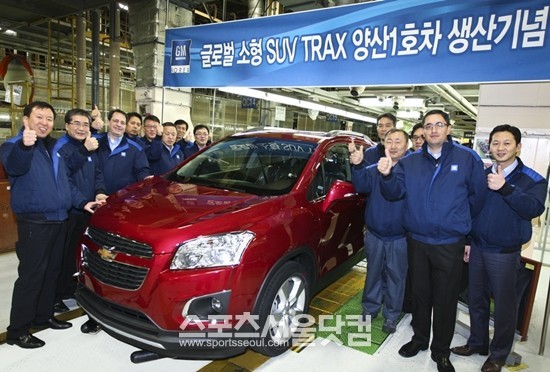 13일 한국지엠이 쉐보레 소형 SUV 트랙스 양산을 시작했다.