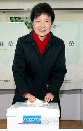 새누리당 박근혜 대선 후보가 제18대 대통령선거 투표일인 19일 오전 서울 강남구 삼성동 언주중학교에 마련된 투표소에서 투표를 하고 있다. / 임영무 기자