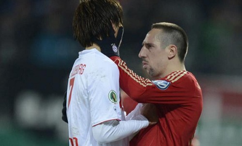 구자철(아욱스부르크, 왼쪽)의 뺨을 때린 뒤 퇴장당한 프랭크 리베리(바이에른 뮌헨)./ 빌트 캡처