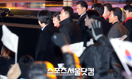 제18대 대통령에 당선된 박근혜 당선자가 19일 저녁 경호원들의 경호를 받으며 서울 광화문광장으로 들어서고 있다. /노시훈 기자