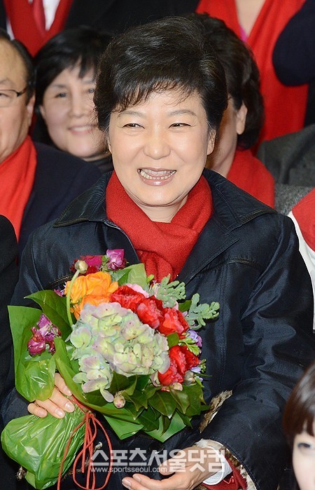 제18대 대통령으로 선출된 박근혜 당선자는 경제 성장전략이 무엇이 되어야 할 것인지에 대한 비전 제시와 국민적 공감대를 이끌어내야 하는 과제를 안고 있다. / 임영무 기자