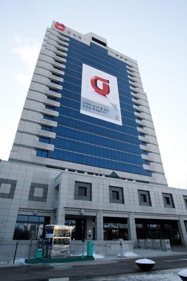 국내 최대 아이폰 사용자 커뮤니티 아사모가 18일 KT와 SKT 양사의 아이폰5 LTE속도를 측정한 결과, KT가 다운로드 속도에서 우위를 점한 것으로 나타났다.