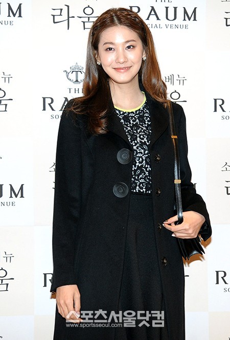 배우 유인영이 22일 오후 서울 역삼동 라움에서 열린 배우 서도영의 결혼식에 참석해 포즈를 취하고 있다. / 조재형 인턴기자