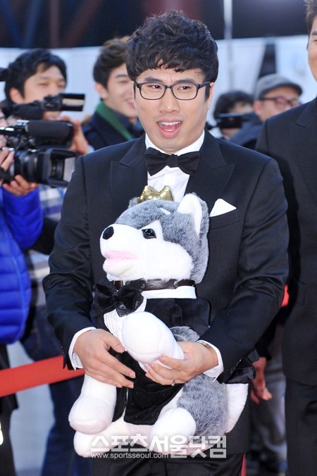 개그맨 정태호가 22일 오후 서울 여의도 KBS홀에서 열린 2012 KBS 연예대상 시상식을 앞두고 레드카펫을 밟고 있다./남윤호 인턴기자