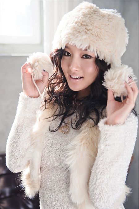 김소리가 털모자의 장식을 만지며 깜찍한 표정을 짓고 있다. / 제이에스프라임 엔터테인먼트 제공.