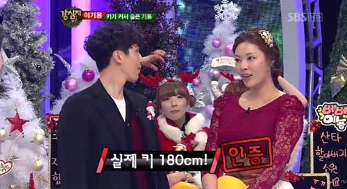 배우 이지용(오른쪽)이 배우 이동욱(왼쪽)과 함께 나란히 키를 재고 있다. / SBS 강심장 방송화면 캡처.