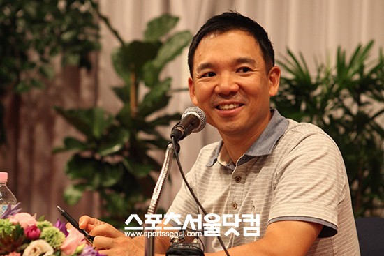 넥슨 김정주 회장이 지난 9월 노보텔 대구시티센터에서 열린 강연회에 참석해 이야기를 나누고 있다.